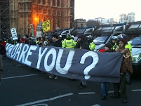 Demonstranten mit Transparent How Dare You? vor Polizeiaufgebot